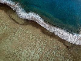 Vue aérienne des vagues sur le récif des îles Cook de Polynésie photo