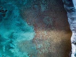 Vue aérienne des vagues sur le récif des îles Cook de Polynésie photo