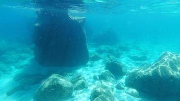 vue sous-marine de l'eau cristalline de la sardaigne pendant la plongée photo