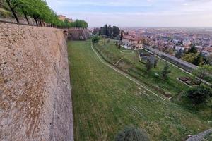 ville médiévale de bergame au coucher du soleil photo