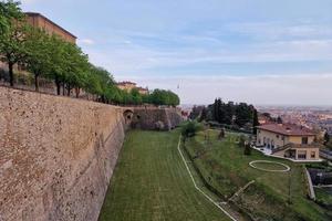 ville médiévale de bergame au coucher du soleil photo