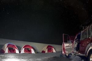 camp de tentes de nuit avec sentier des étoiles photo