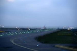 lumières de l'aéroport en mouvement lors du décollage de nuit photo