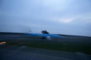 les lumières de l'aéroport en mouvement pendant que l'avion décolle la nuit photo