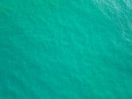 vue aérienne de la surface de la mer, photo vue à vol d'oiseau, vue de dessus des vagues et de la texture de la surface de l'eau, fond de mer verte, belle nature vue imprenable sur fond d'océan de mer