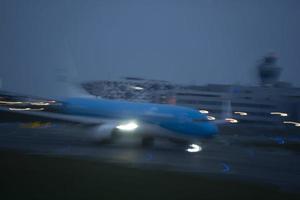 les lumières de l'aéroport en mouvement pendant que l'avion décolle la nuit photo