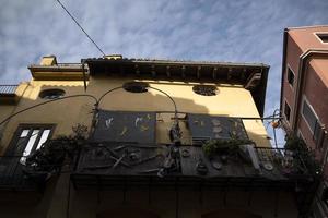 fenêtres et balcon du bâtiment de valence avec des objets amusants photo