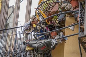 fenêtres et balcon du bâtiment de valence avec des objets amusants photo