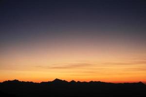 coucher de soleil dans les montagnes photo