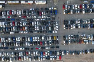 vue aérienne sur d'immenses parkings extérieurs avec de nombreuses voitures et véhicules photo