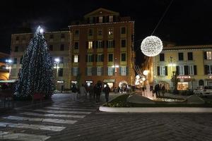 chiavari, italie - 23 décembre 2018 - la ville médiévale historique est pleine de monde pour noël photo