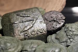 Détail de lingots romains en cuivre antique photo