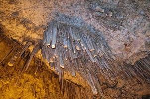 gros plan de stalactites de grotte photo