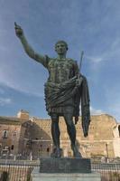 statue en bronze de l'empereur géant de rome près des forums impériaux photo