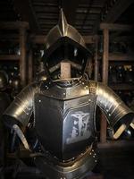 de nombreuses armures médiévales en métal de fer photo