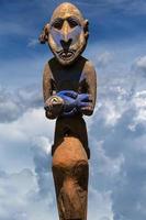 statue de masque en bois de papouasie photo