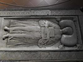 tombe médiévale à l'intérieur de l'église santa croce florence photo