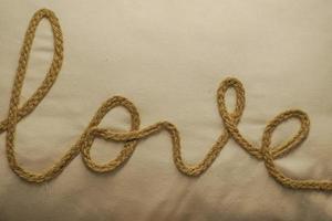 mot d'amour broderie love typo tricot sur le textile. photo