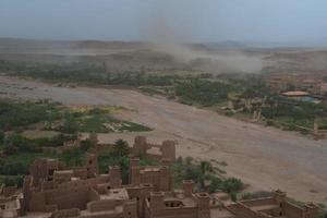 une tempête de sable arrive à ait benhaddou maroc lieu du film de gladiateurs photo