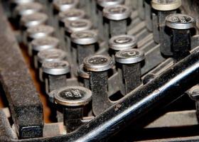 Détail de la touche Maj de la vieille machine à écrire couverte de poussière
