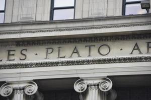 new york - usa - 15 juin 2015 détail d'inscription à la bibliothèque de l'université plato columbia photo