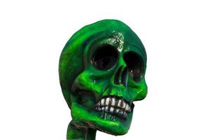un crâne de papier vert sur fond blanc photo