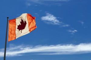 drapeau canadien sous le ciel bleu photo