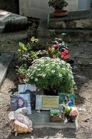 paris, france - 2 mai 2016, susan garrigues victime terroriste dans la tombe du bataclan au cimetière du père-lachaise fondateur de l'homéopathie photo