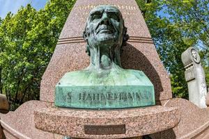 paris, france - mai 2, 2016 tombe hahnemann au cimetière du père-lachaise homeopaty fondateur photo