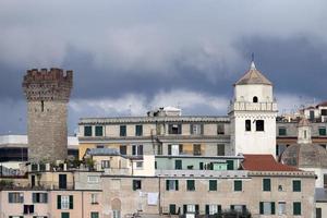 panorama de paysage urbain de la ville de gênes depuis le port de la mer photo