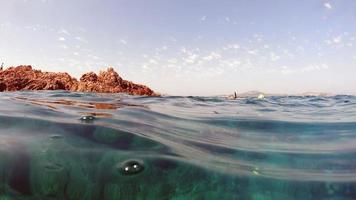 vue sous-marine de l'eau cristalline de la sardaigne pendant la plongée photo