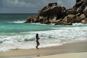 belle fille sur la plage de sable tropicale photo