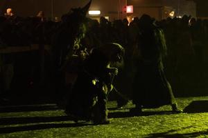 neuschoenau, allemagne - 5 janvier 2019 - célébration nocturne lousnacht avec waldgeister esprit forestier dans le village de bavière photo