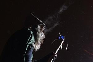 neuschoenau, allemagne - 5 janvier 2019 - célébration nocturne lousnacht avec waldgeister esprit forestier dans le village de bavière photo