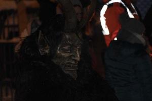 neuschoenau, allemagne - 5 janvier 2019 - célébration nocturne lousnacht avec waldgeister esprit forestier dans le village de bavière photo