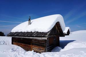 cabane en bois dans le fond de neige d'hiver photo