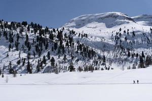 trekking neige dans les montagnes des dolomites photo