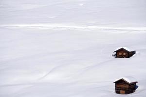 dolomites panorama de neige grand paysage cabane couverte de neige photo