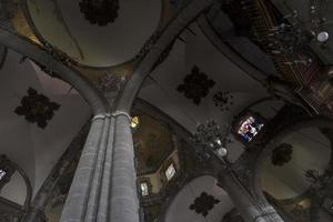 mexico, mexique - 4 novembre 2017 - pèlerins à la cathédrale de guadalupe photo