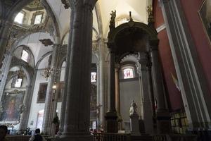 mexico, mexique - 4 novembre 2017 - pèlerins à la cathédrale de guadalupe photo