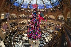 paris, france - 20 novembre 2021 - arbre de noël aux galeries la fayette photo