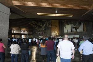 mexico, mexique - 4 novembre 2017 - pèlerins à la cathédrale de guadalupe photo