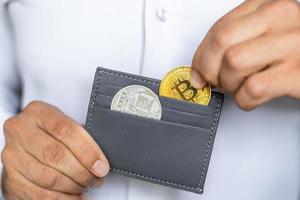 Bitcoin est un moyen de paiement pratique sur le marché de l'économie mondiale. photo