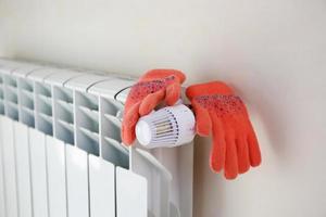le radiateur est enveloppé dans des gants chauds. photo