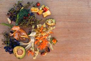 déchets ménagers pour le compost de fruits et légumes sur la table. mise à plat. vue de dessus. photo