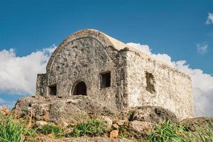 une ancienne chapelle grecque sur une montagne près du village de kayakoy, une ville fantôme abandonnée près de fethiye en turquie. site de l'ancienne ville grecque de karmilissos du 18ème siècle photo