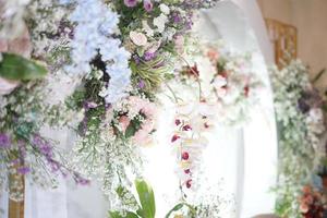 belle décoration de mariage avec des fleurs photo