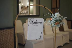 table et chaises en décoration de cérémonie de mariage photo