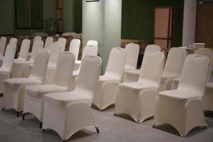 disposition des chaises dans la décoration de la cérémonie de mariage photo