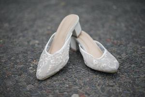 une paire de chaussures de mariage pour la mariée photo